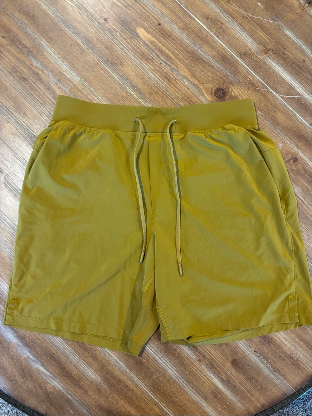 Lululemon Men's License to Train Athletic Shorts Olive Green Gold L
